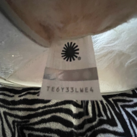 NWTinB UGG ISLEY WATERPROOF BOOTS WHITE SZ 9.5 RARE - Picture 7 of 12